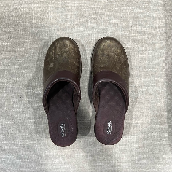 SoftWalk Metallic Bronze Madison Clog - Picture 3 of 9